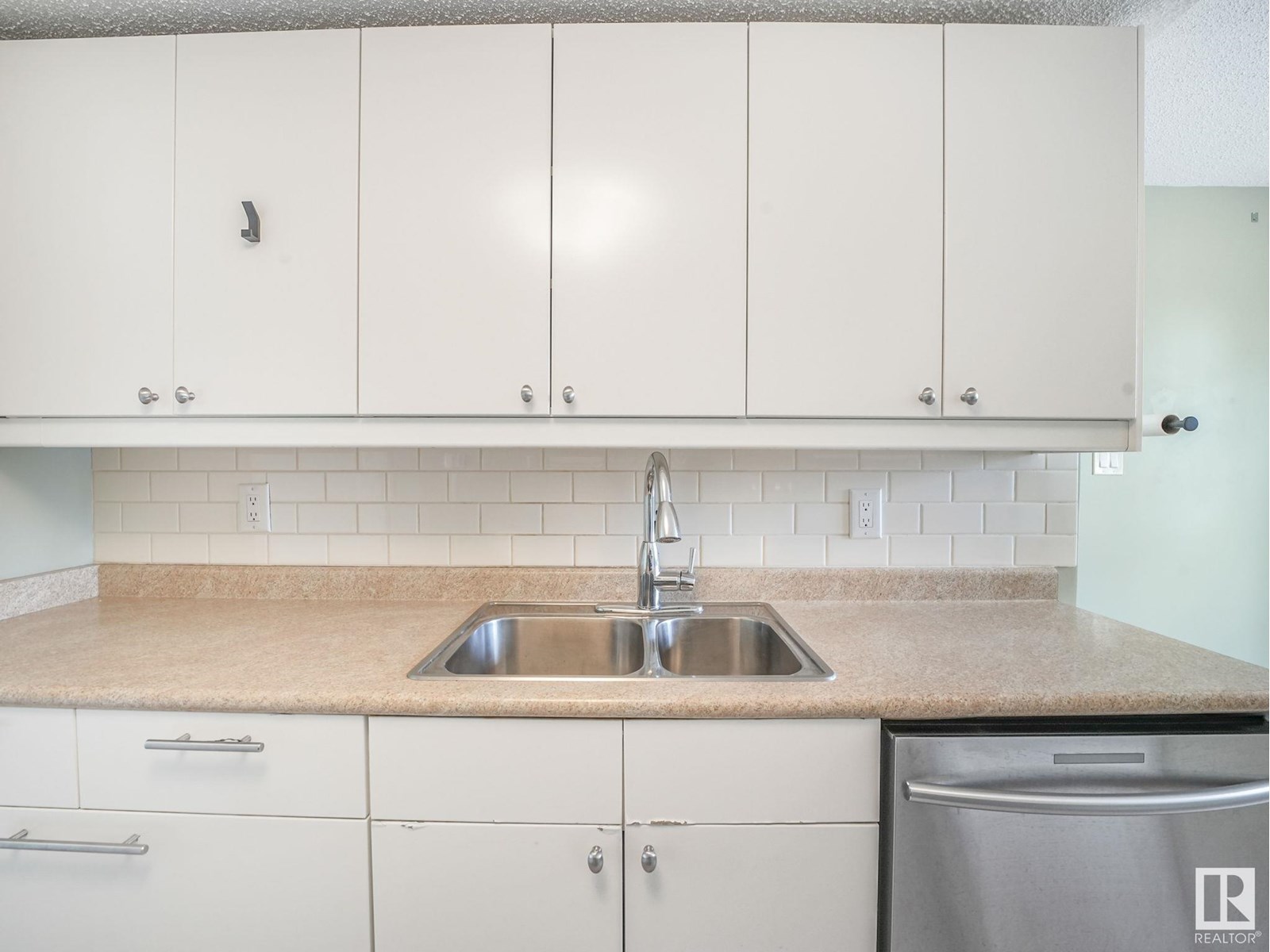 Photo 15 of 1170 Millbourne E Nw, Edmonton AB