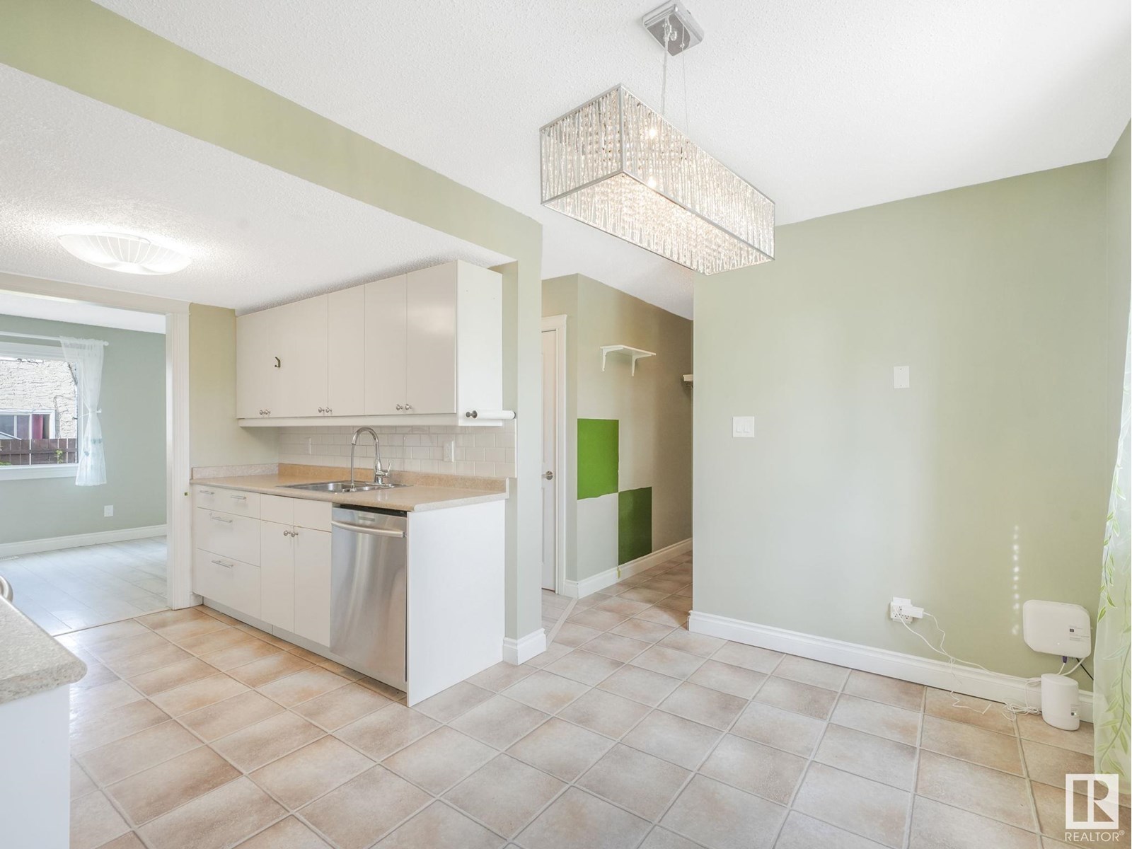 Photo 10 of 1170 Millbourne E Nw, Edmonton AB