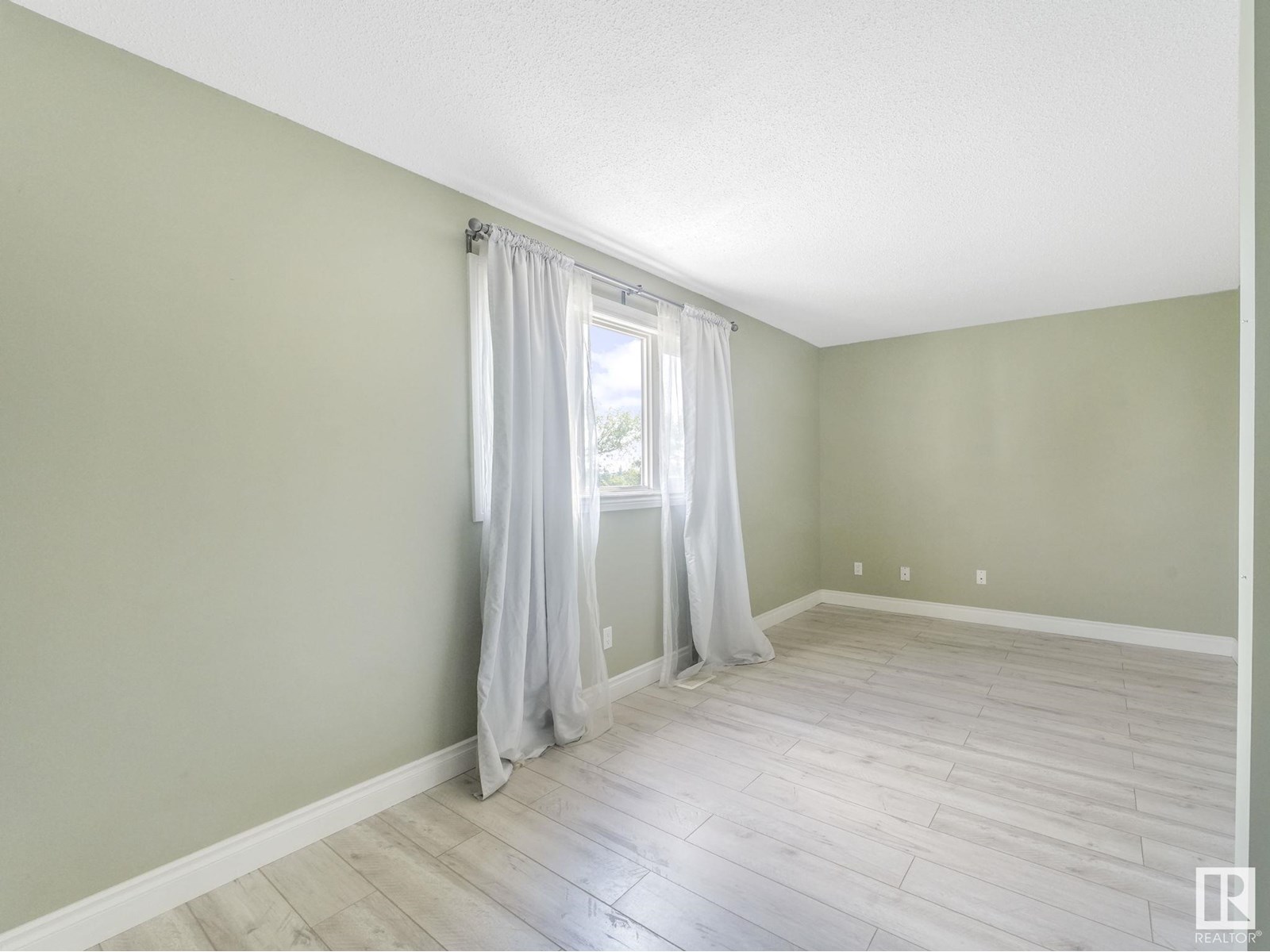 Photo 24 of 1170 Millbourne E Nw, Edmonton AB