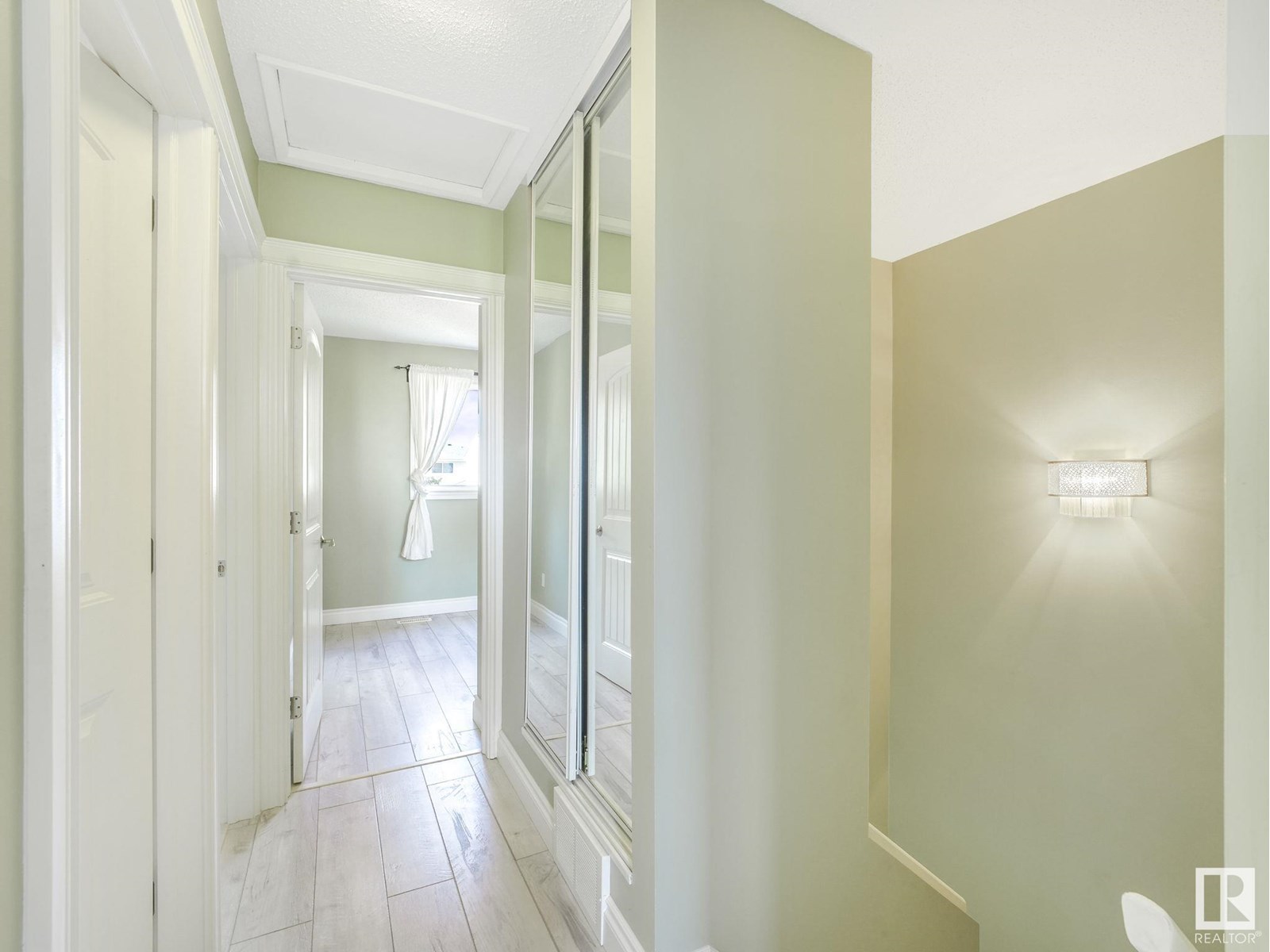 Photo 22 of 1170 Millbourne E Nw, Edmonton AB