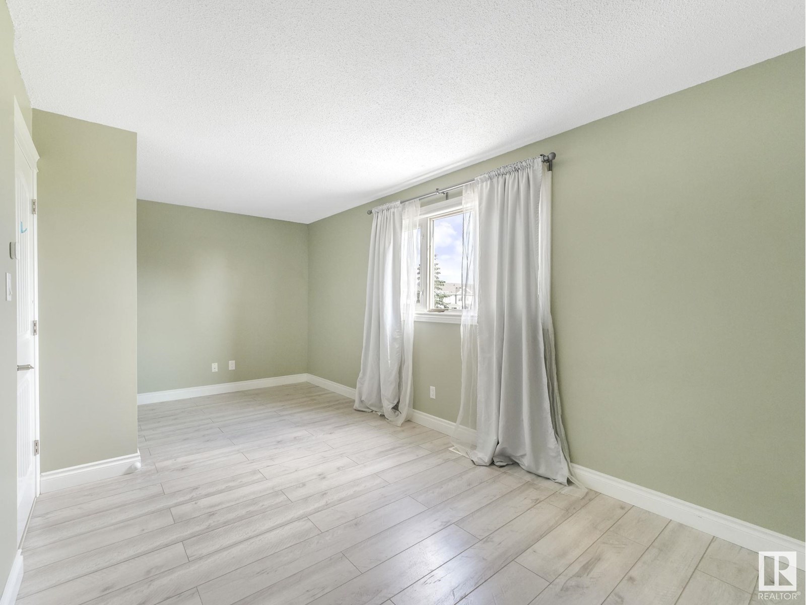 Photo 23 of 1170 Millbourne E Nw, Edmonton AB