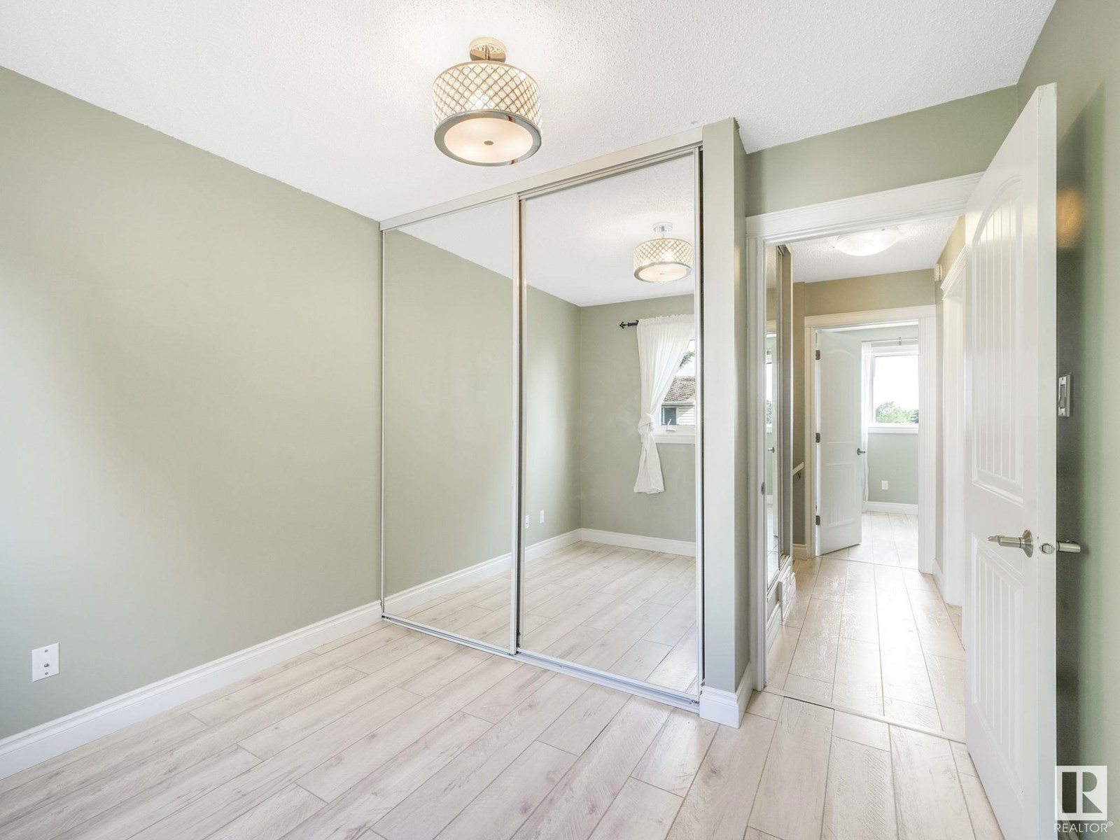 Photo 30 of 1170 Millbourne E Nw, Edmonton AB