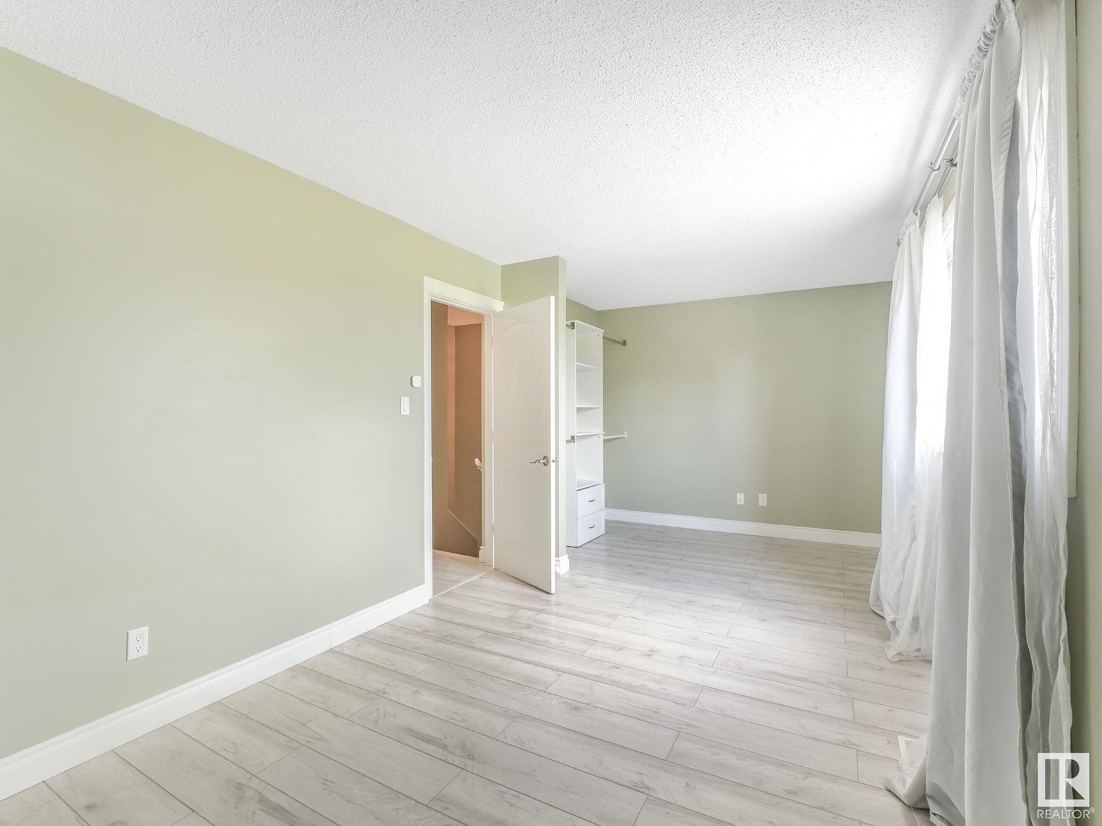 Photo 37 of 1170 Millbourne E Nw, Edmonton AB