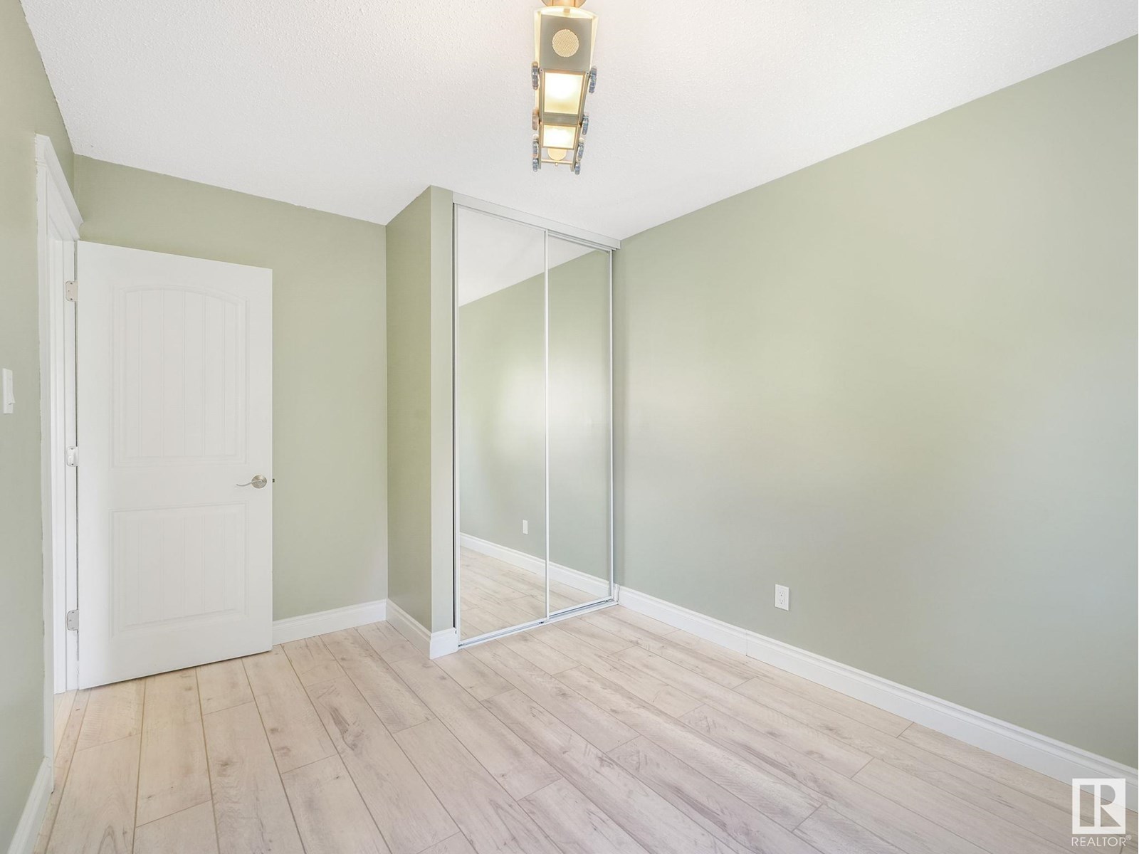 Photo 29 of 1170 Millbourne E Nw, Edmonton AB