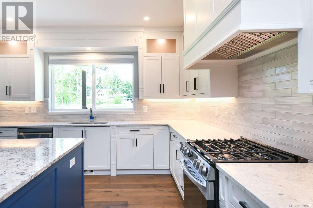 Photo 11 of 2390 Barbara Rd, Courtenay BC