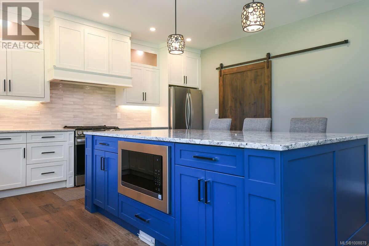 Photo 14 of 2390 Barbara Rd, Courtenay BC
