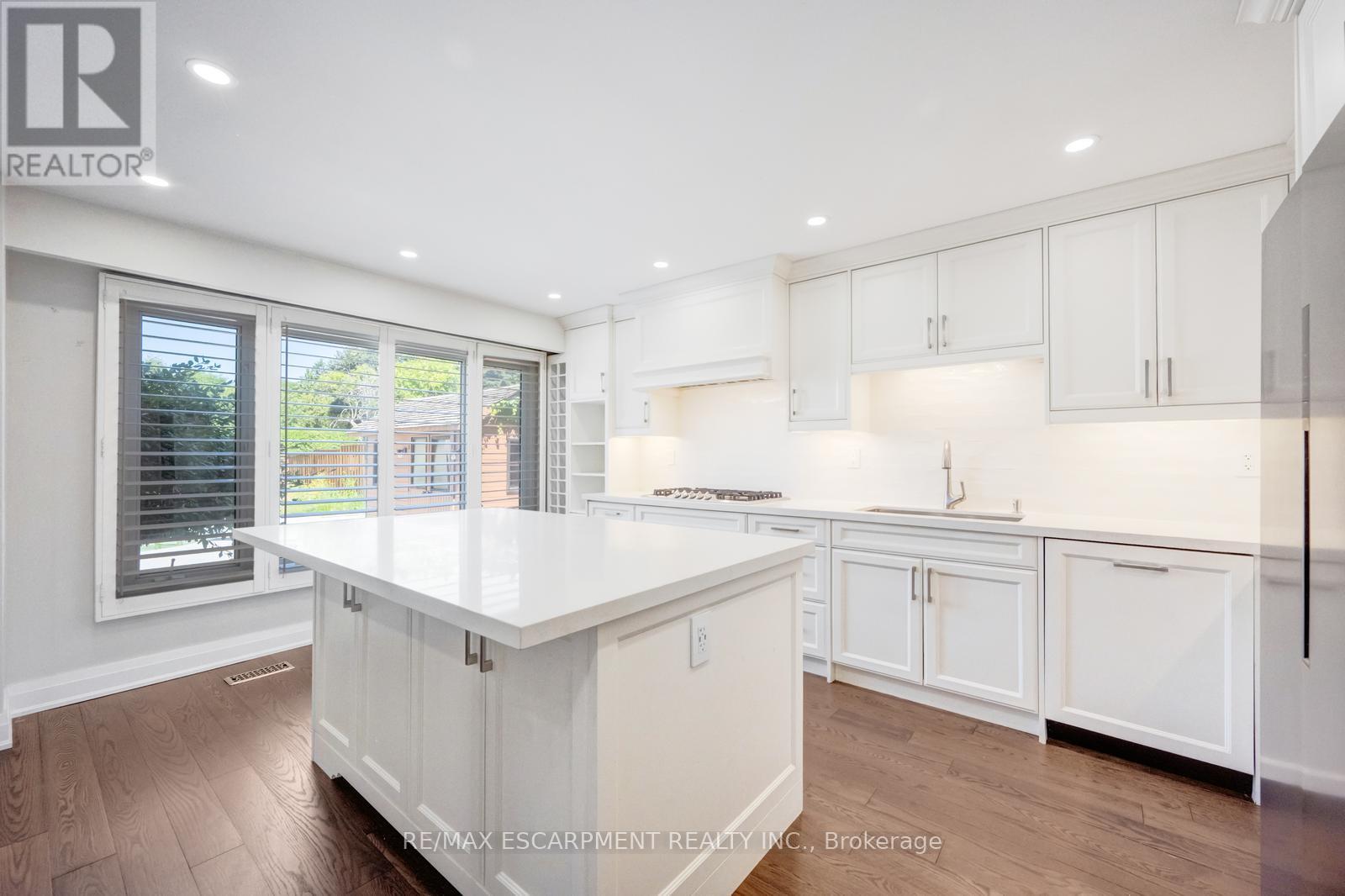 Photo 24 of 17 Nantucket Crescent, Brampton ON