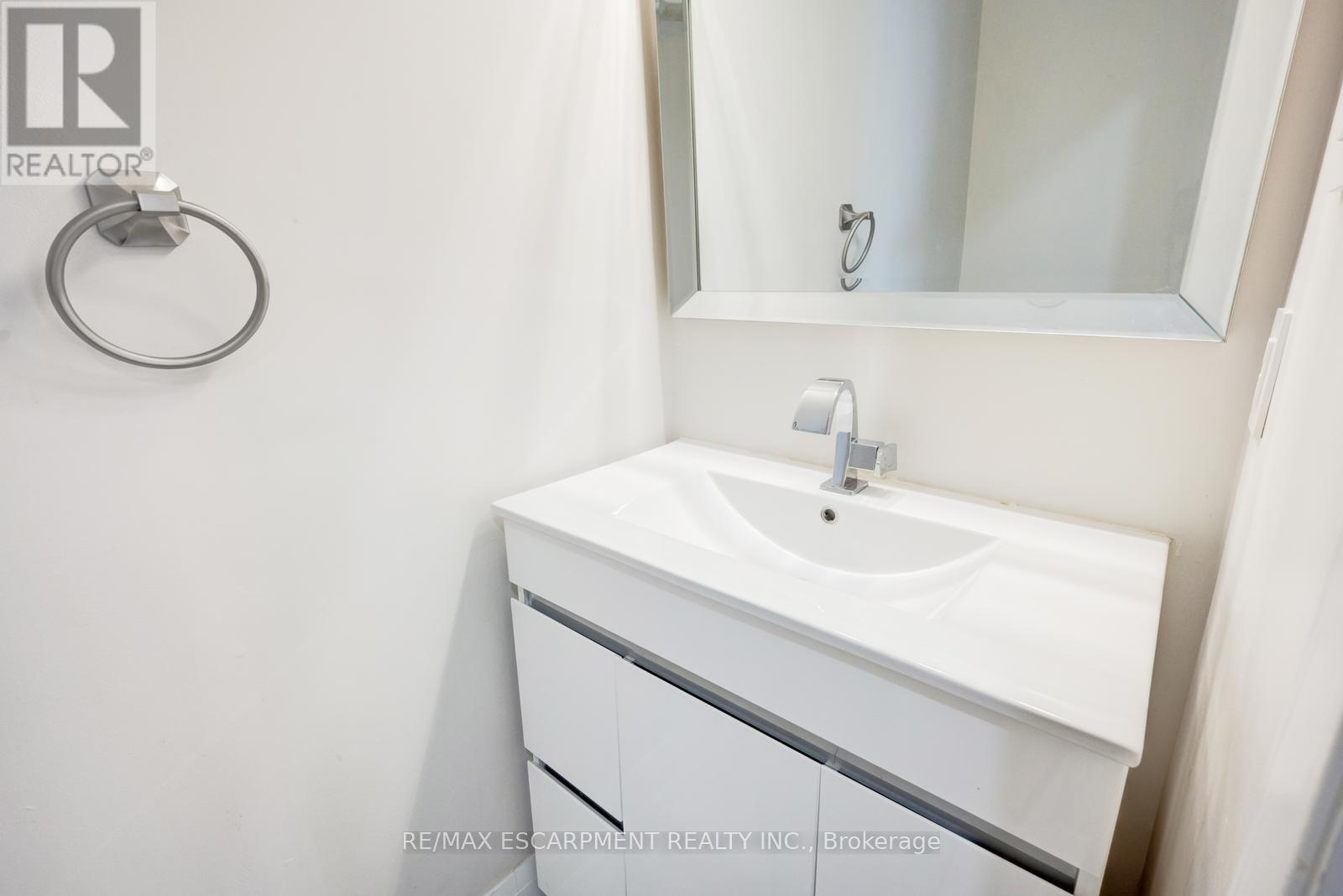 Photo 9 of 17 Nantucket Crescent, Brampton ON