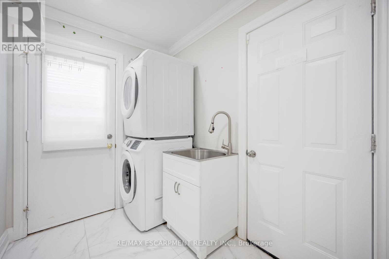 Photo 11 of 17 Nantucket Crescent, Brampton ON