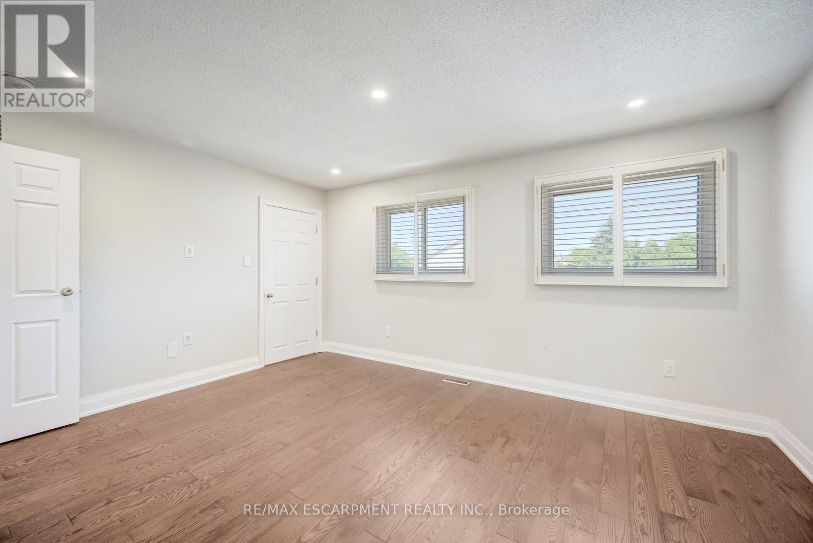 Photo 8 of 17 Nantucket Crescent, Brampton ON