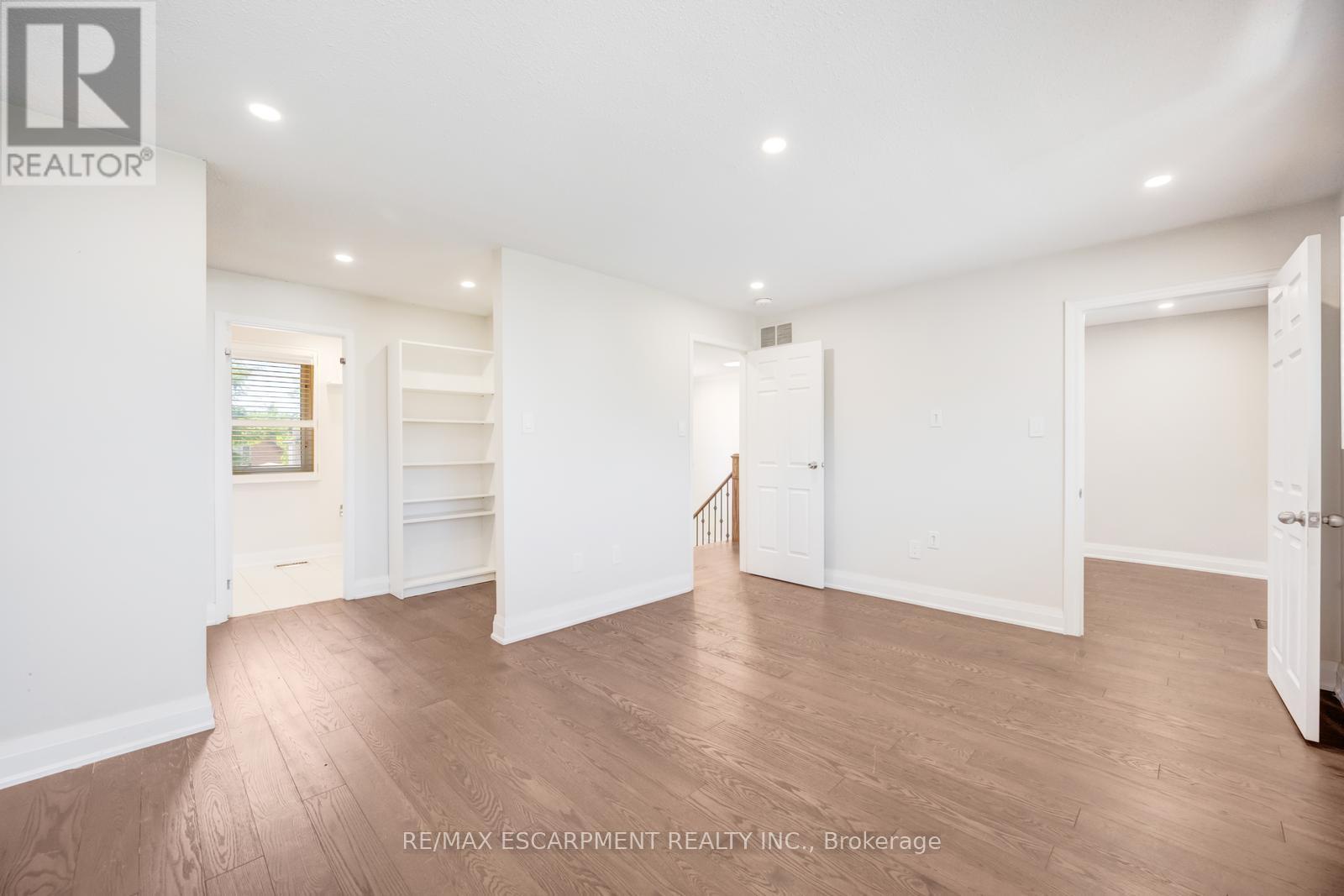 Photo 12 of 17 Nantucket Crescent, Brampton ON