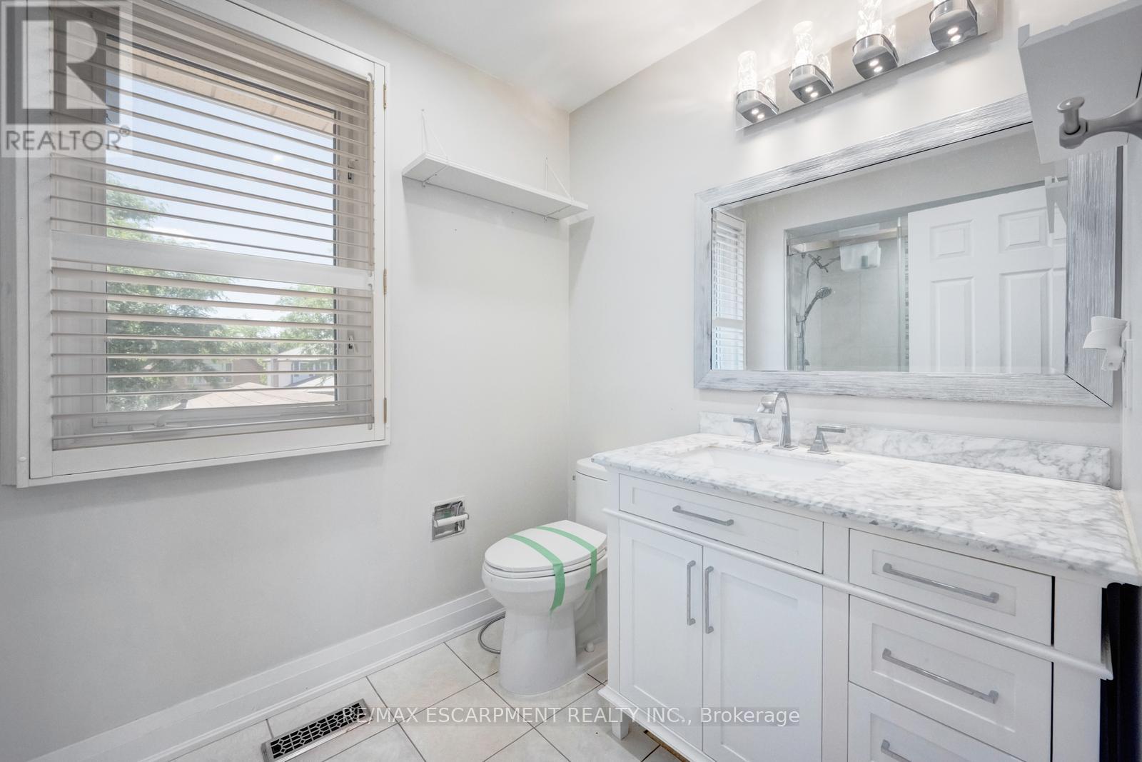 Photo 6 of 17 Nantucket Crescent, Brampton ON