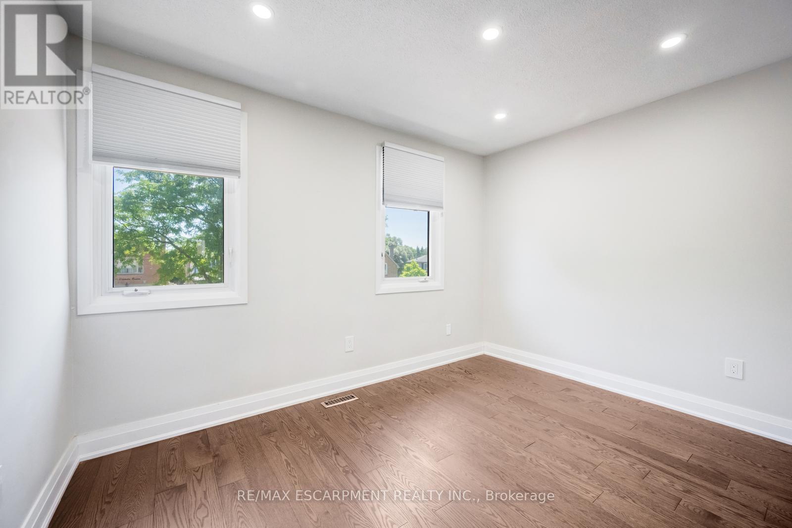 Photo 21 of 17 Nantucket Crescent, Brampton ON