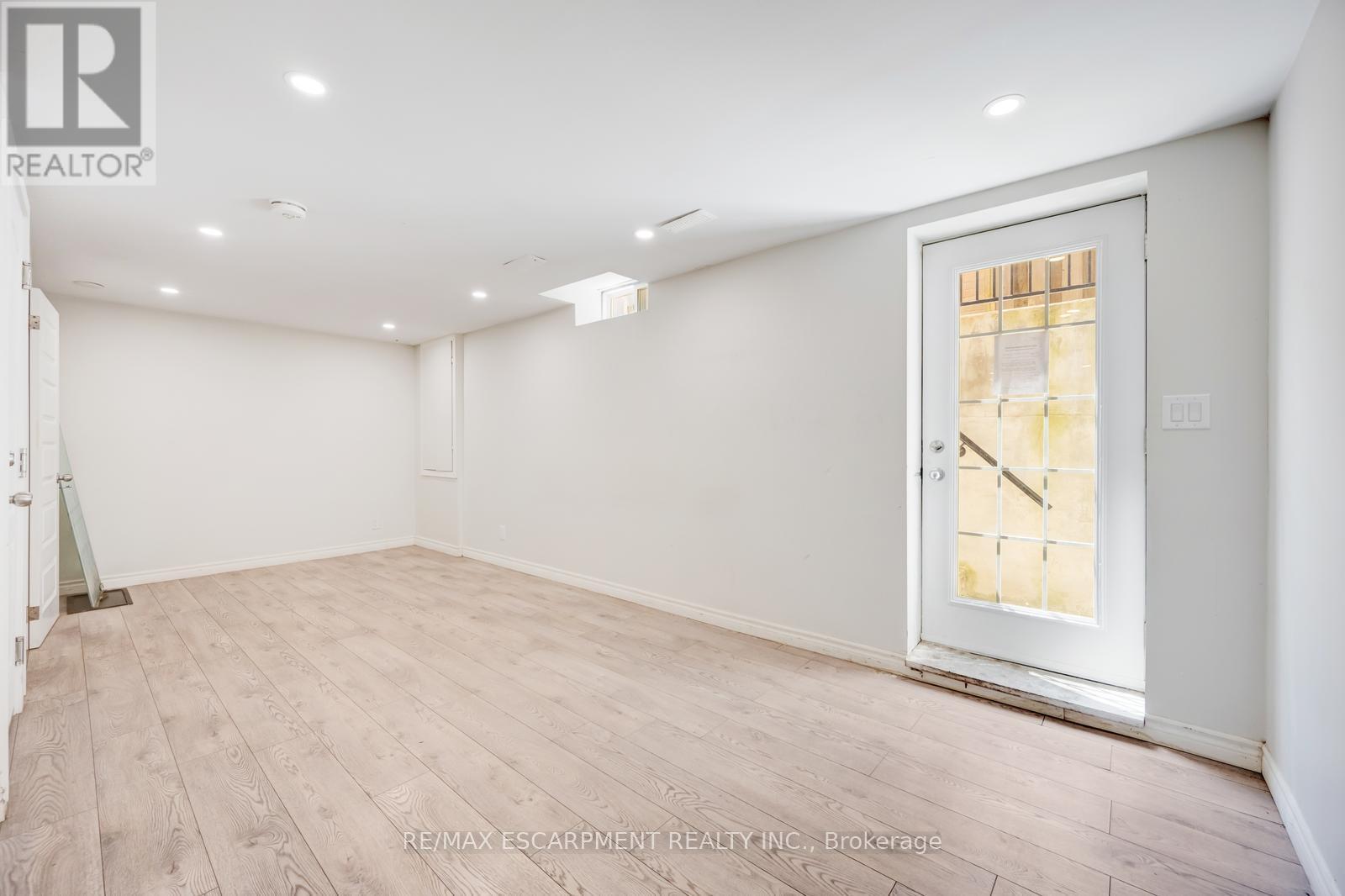Photo 5 of 17 Nantucket Crescent, Brampton ON