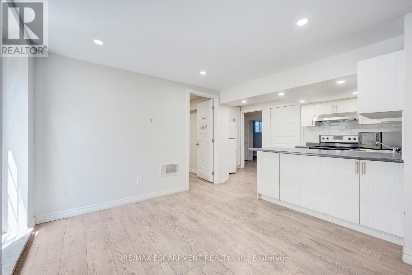 Photo 19 of 17 Nantucket Crescent, Brampton ON