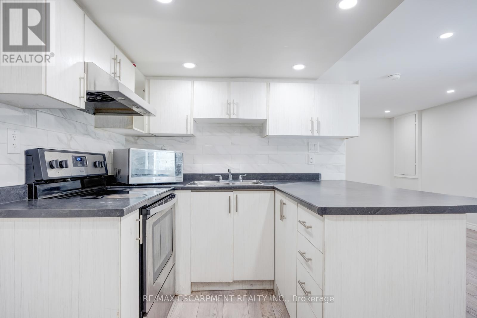 Photo 10 of 17 Nantucket Crescent, Brampton ON