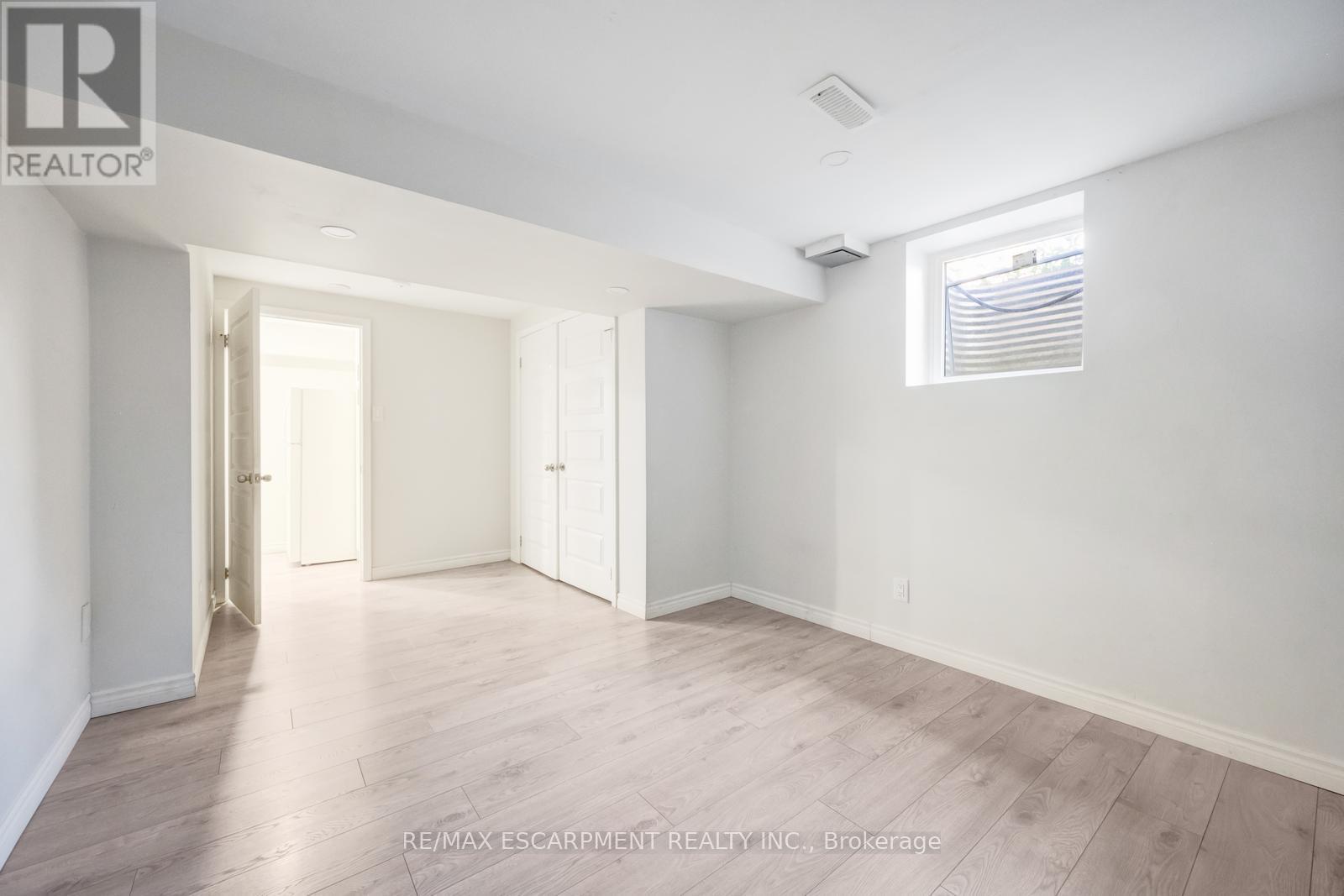 Photo 4 of 17 Nantucket Crescent, Brampton ON