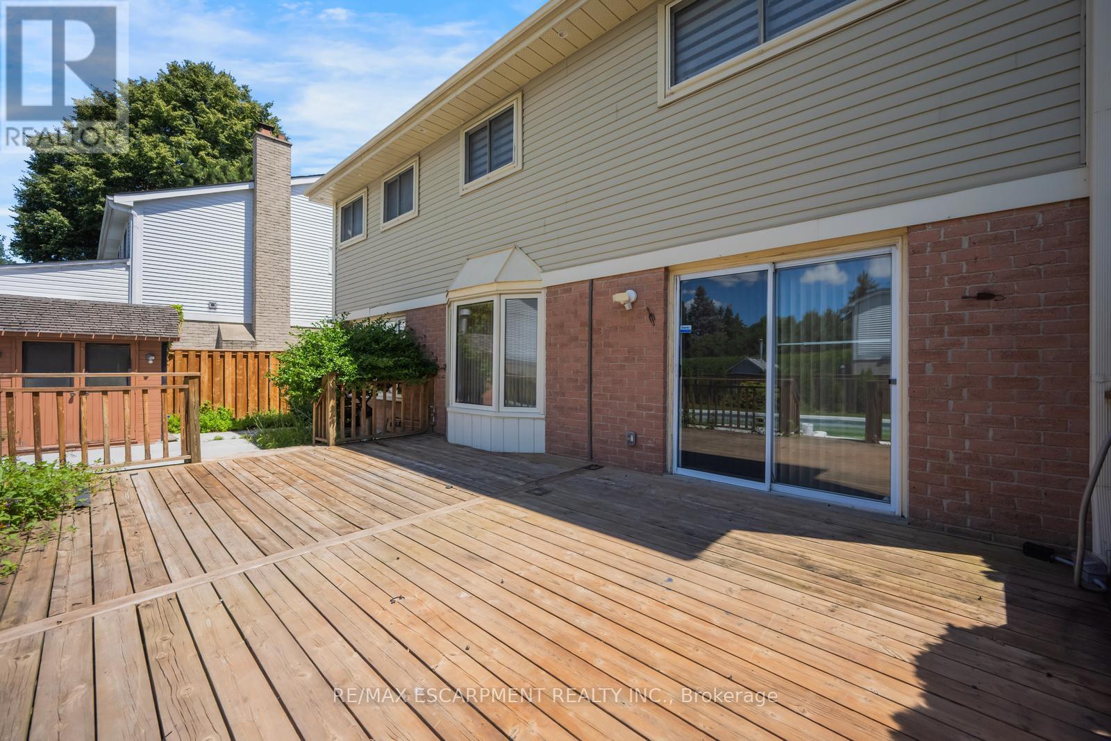 Photo 3 of 17 Nantucket Crescent, Brampton ON