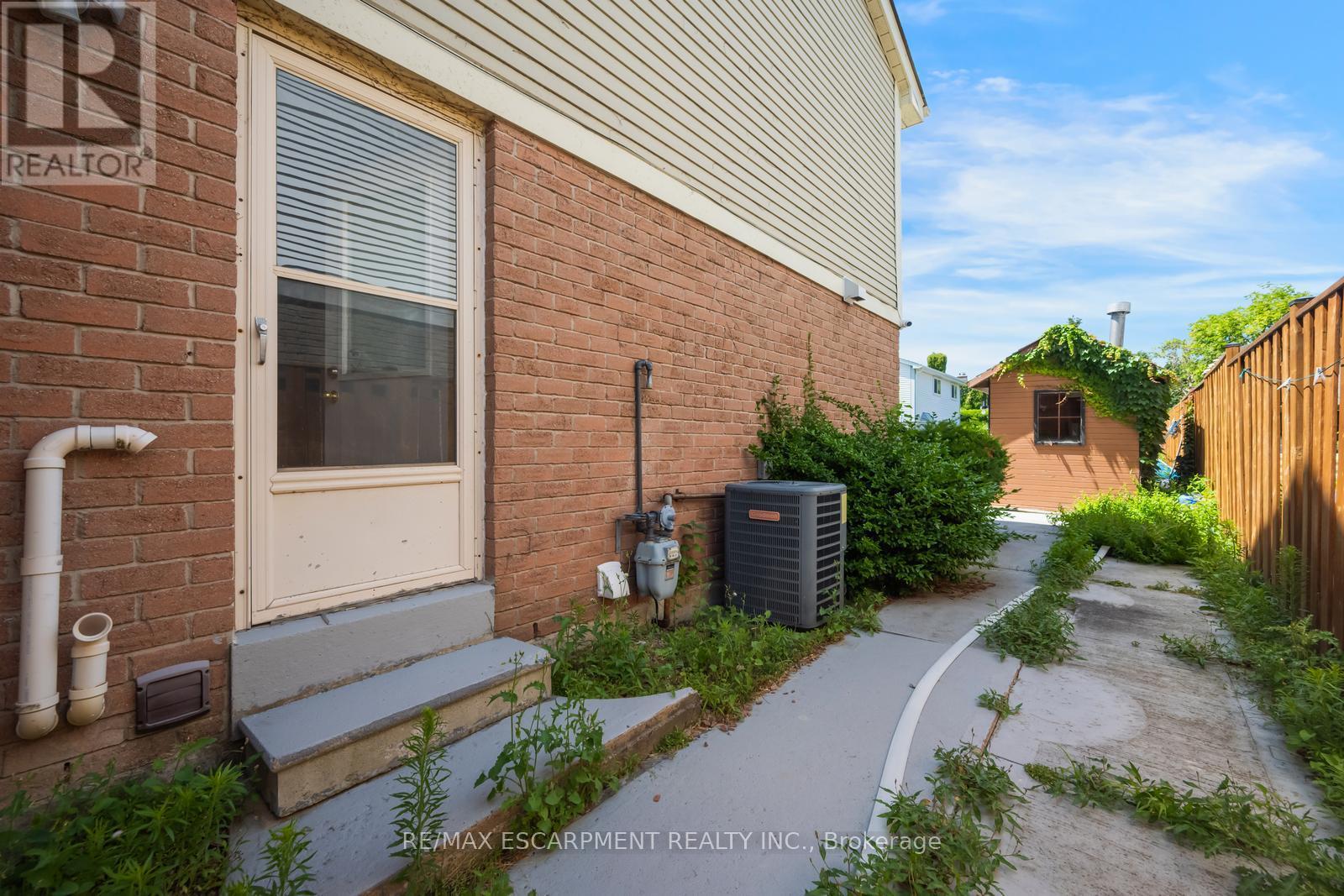 Photo 37 of 17 Nantucket Crescent, Brampton ON