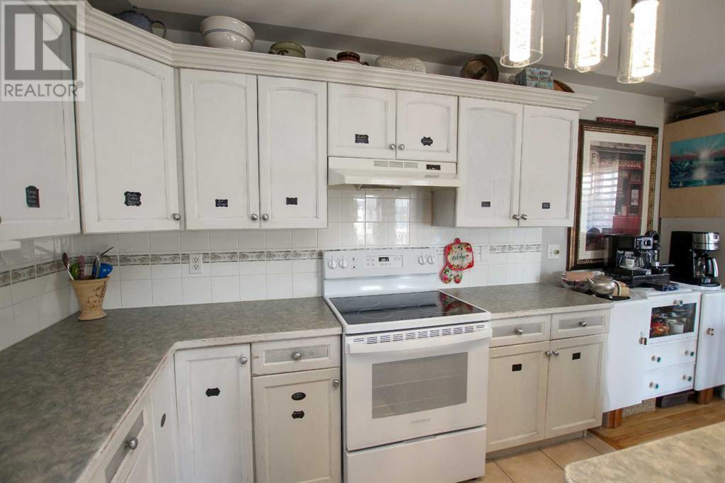 Photo 12 of 1 4622 44 Street, Sylvan Lake AB