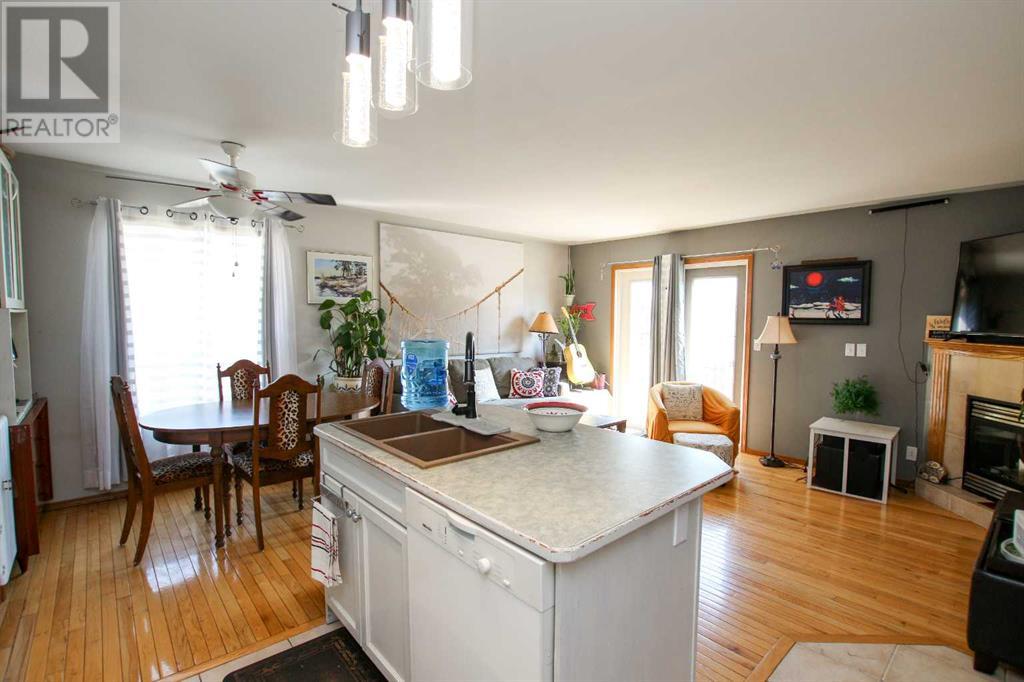 Photo 13 of 1 4622 44 Street, Sylvan Lake AB