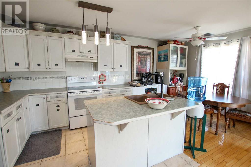 Photo 11 of 1 4622 44 Street, Sylvan Lake AB