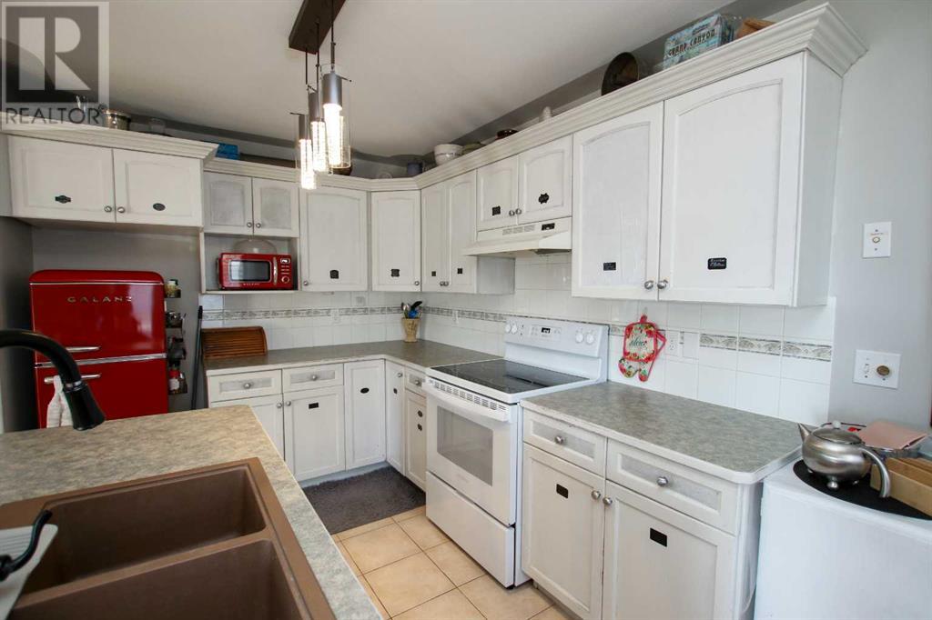 Photo 14 of 1 4622 44 Street, Sylvan Lake AB