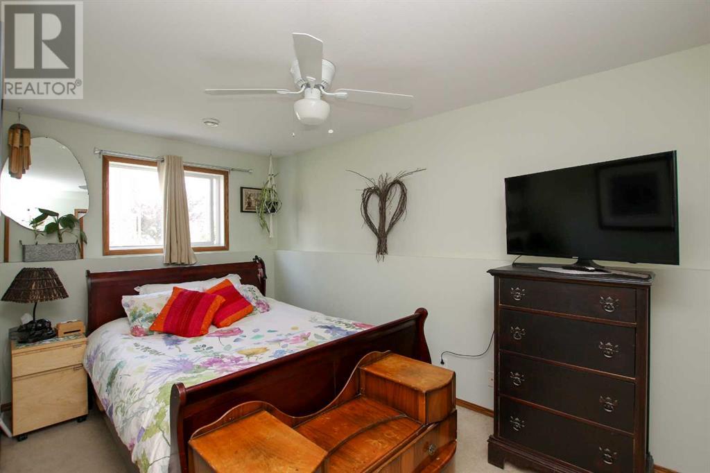 Photo 17 of 1 4622 44 Street, Sylvan Lake AB