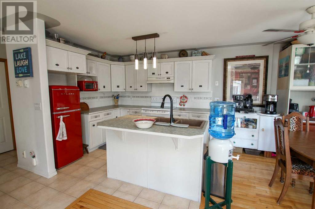 Photo 10 of 1 4622 44 Street, Sylvan Lake AB