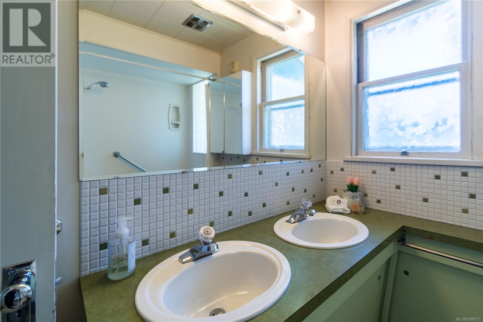 Photo 31 of 1111 Mckenzie St, Victoria BC
