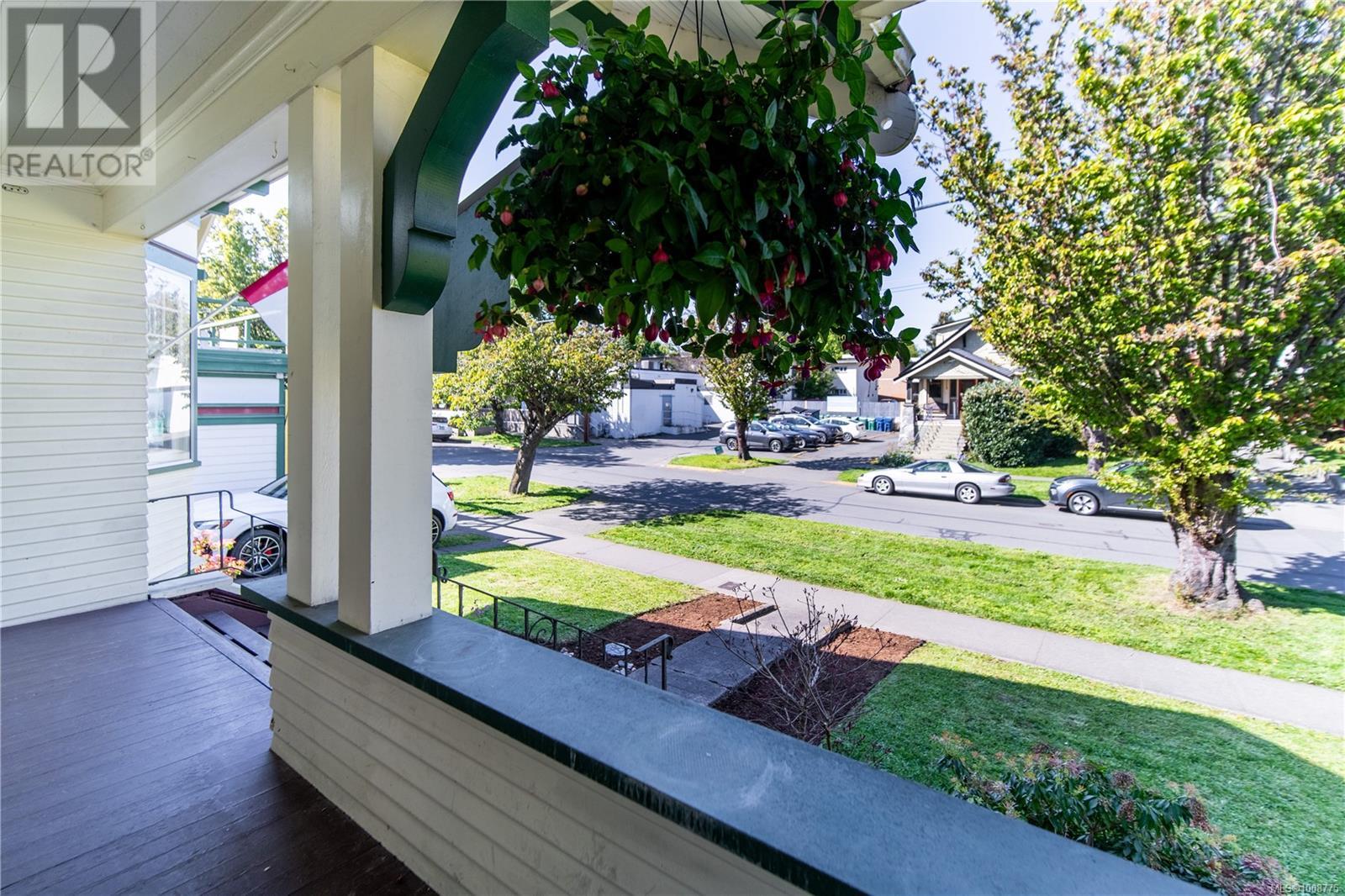 Photo 7 of 1111 Mckenzie St, Victoria BC