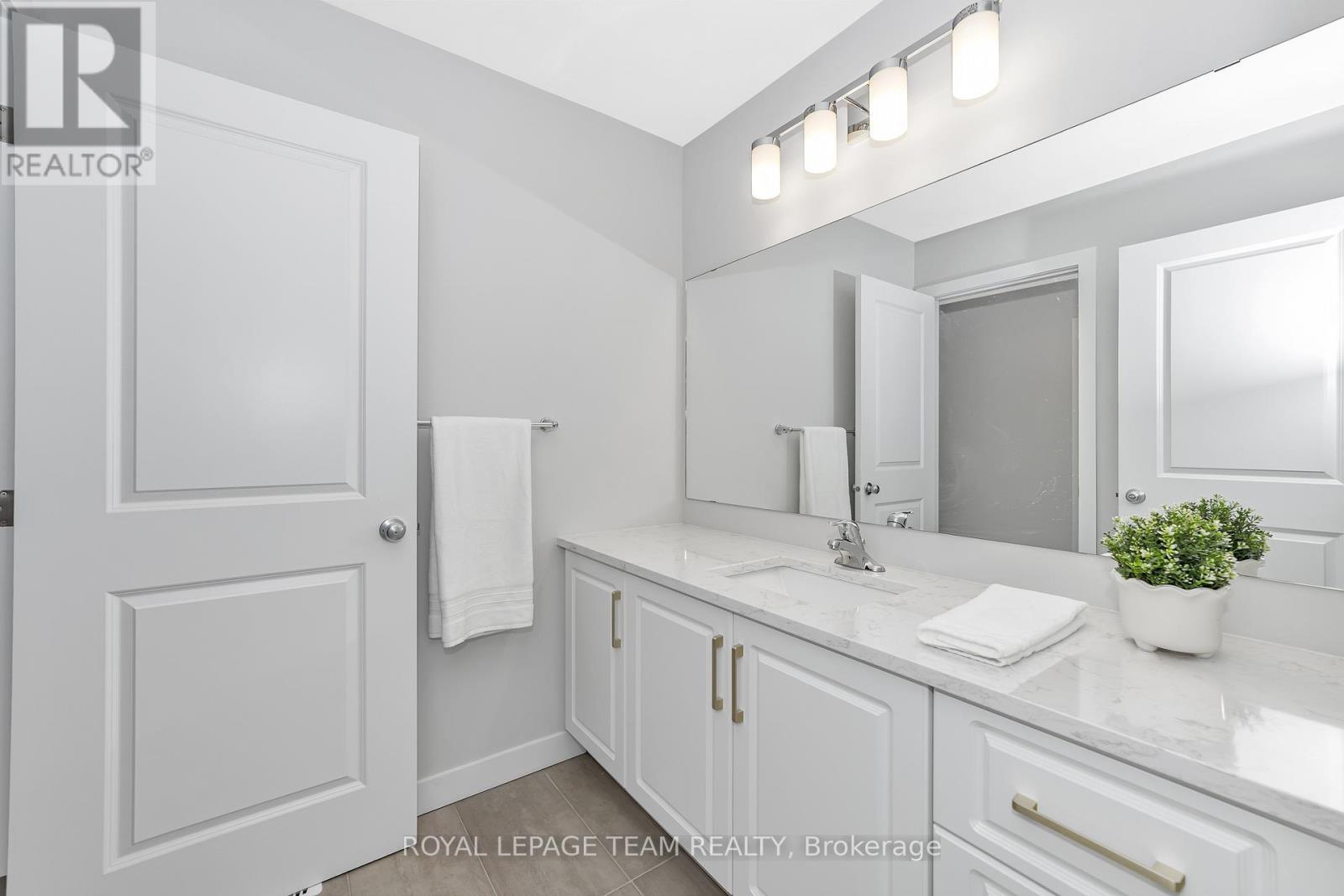 Photo 4 of 279 Ketchikan Crescent, Ottawa ON