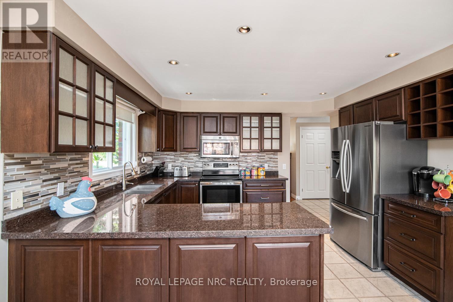 Photo 11 of 149 Dorchester Drive, Grimsby ON