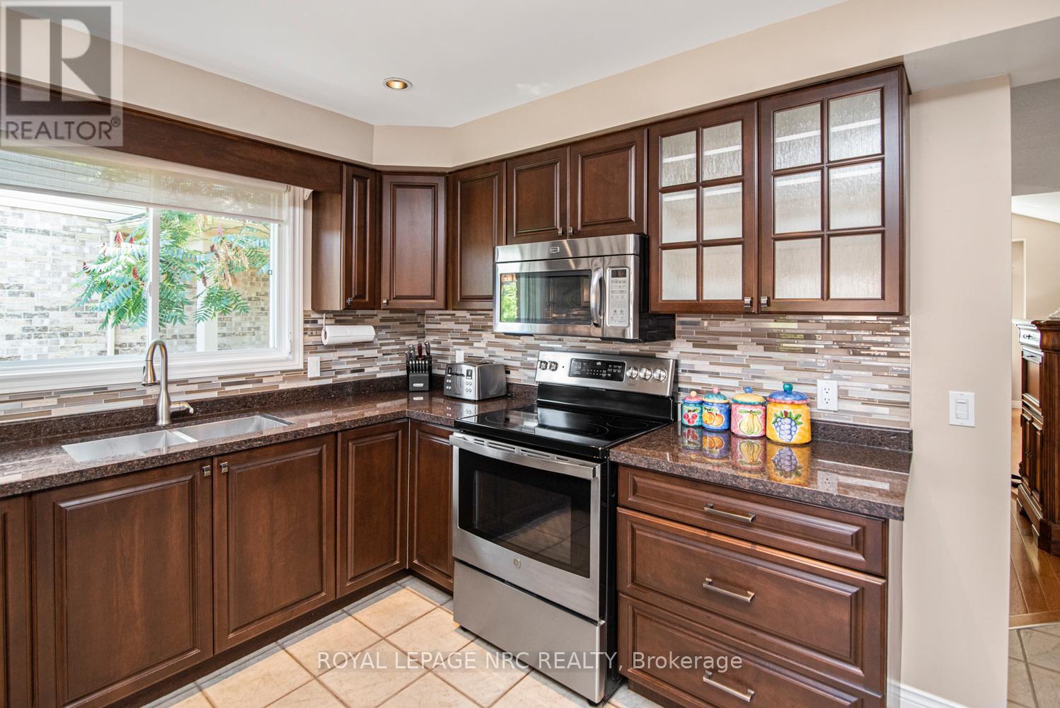 Photo 12 of 149 Dorchester Drive, Grimsby ON