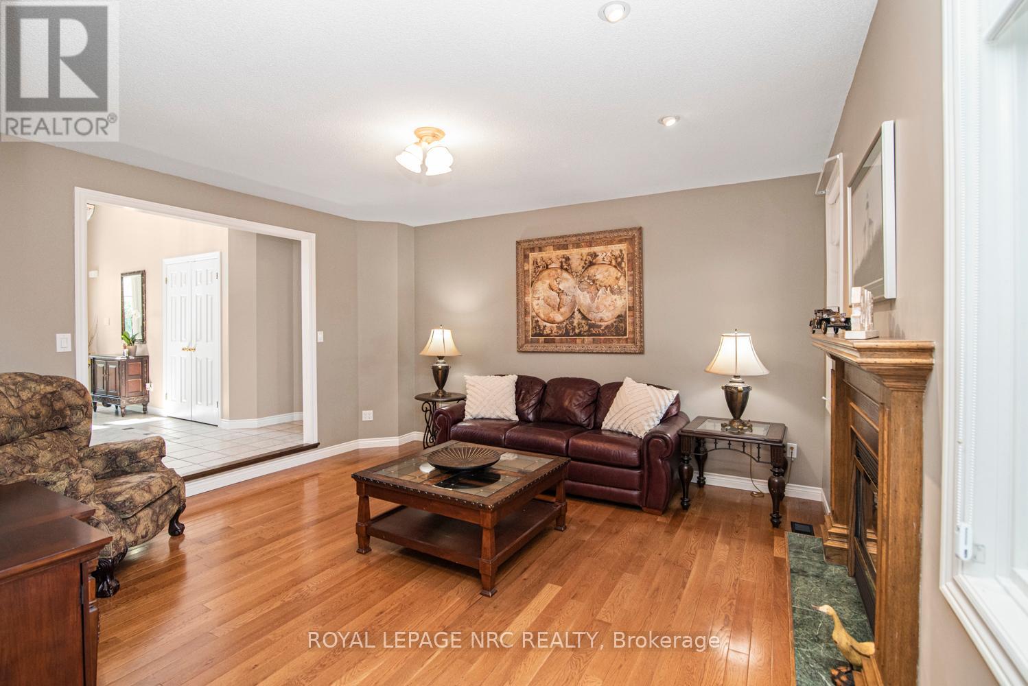 Photo 19 of 149 Dorchester Drive, Grimsby ON