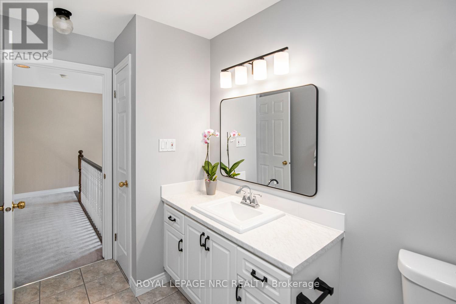 Photo 28 of 149 Dorchester Drive, Grimsby ON