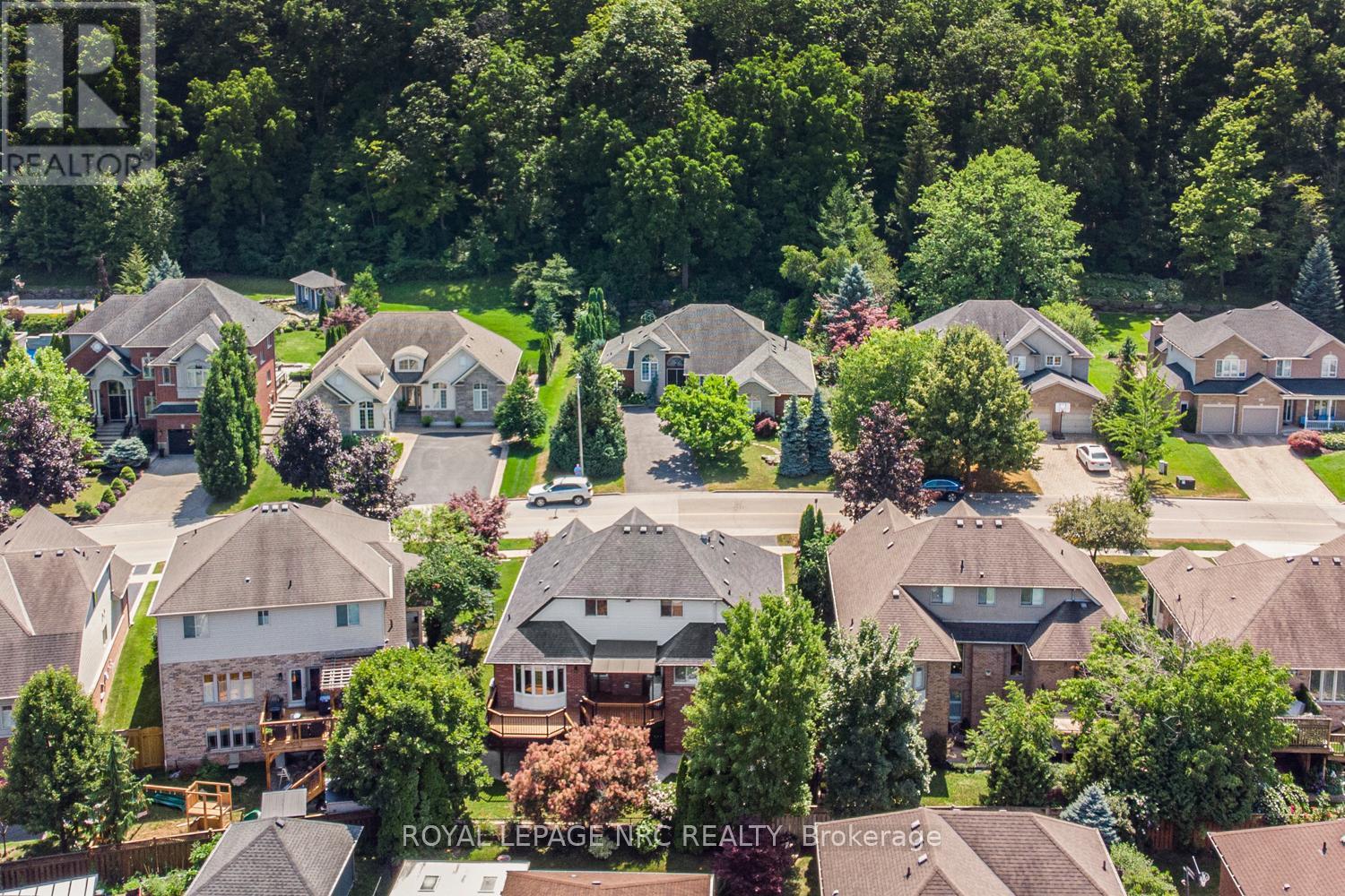 Photo 4 of 149 Dorchester Drive, Grimsby ON