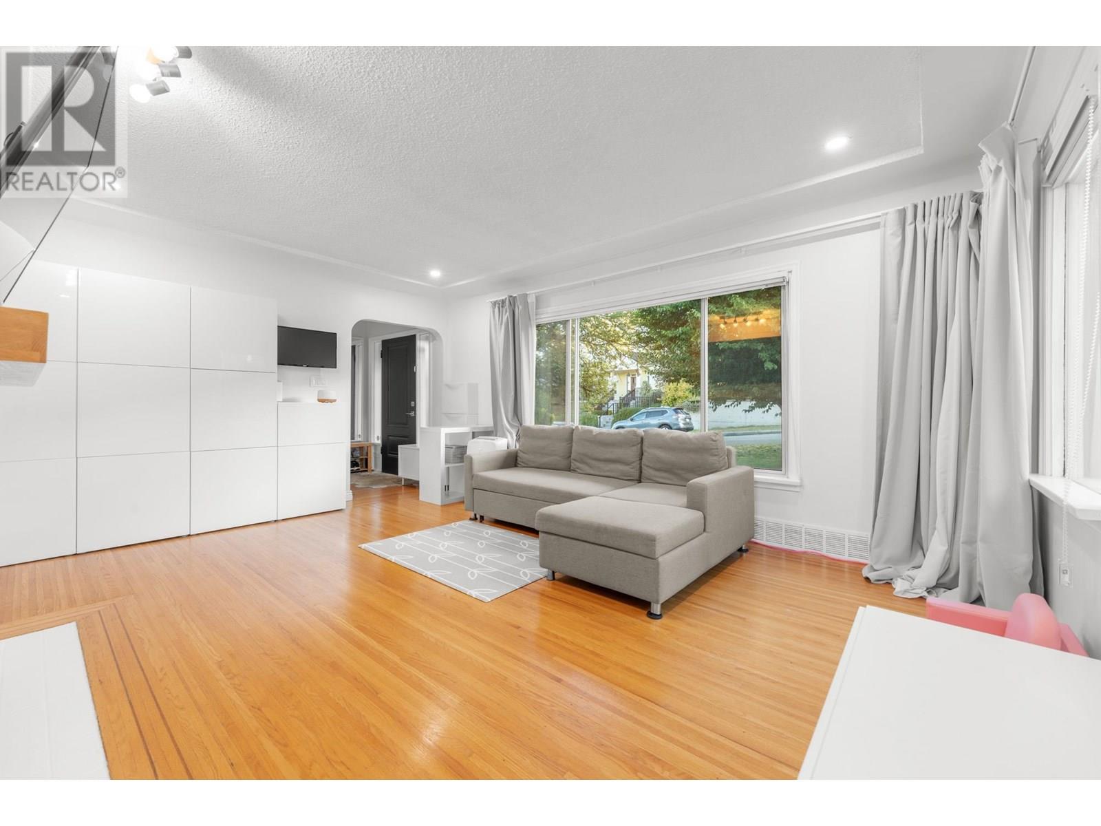 Photo 3 of 827 Burnaby Street, New Westminster BC