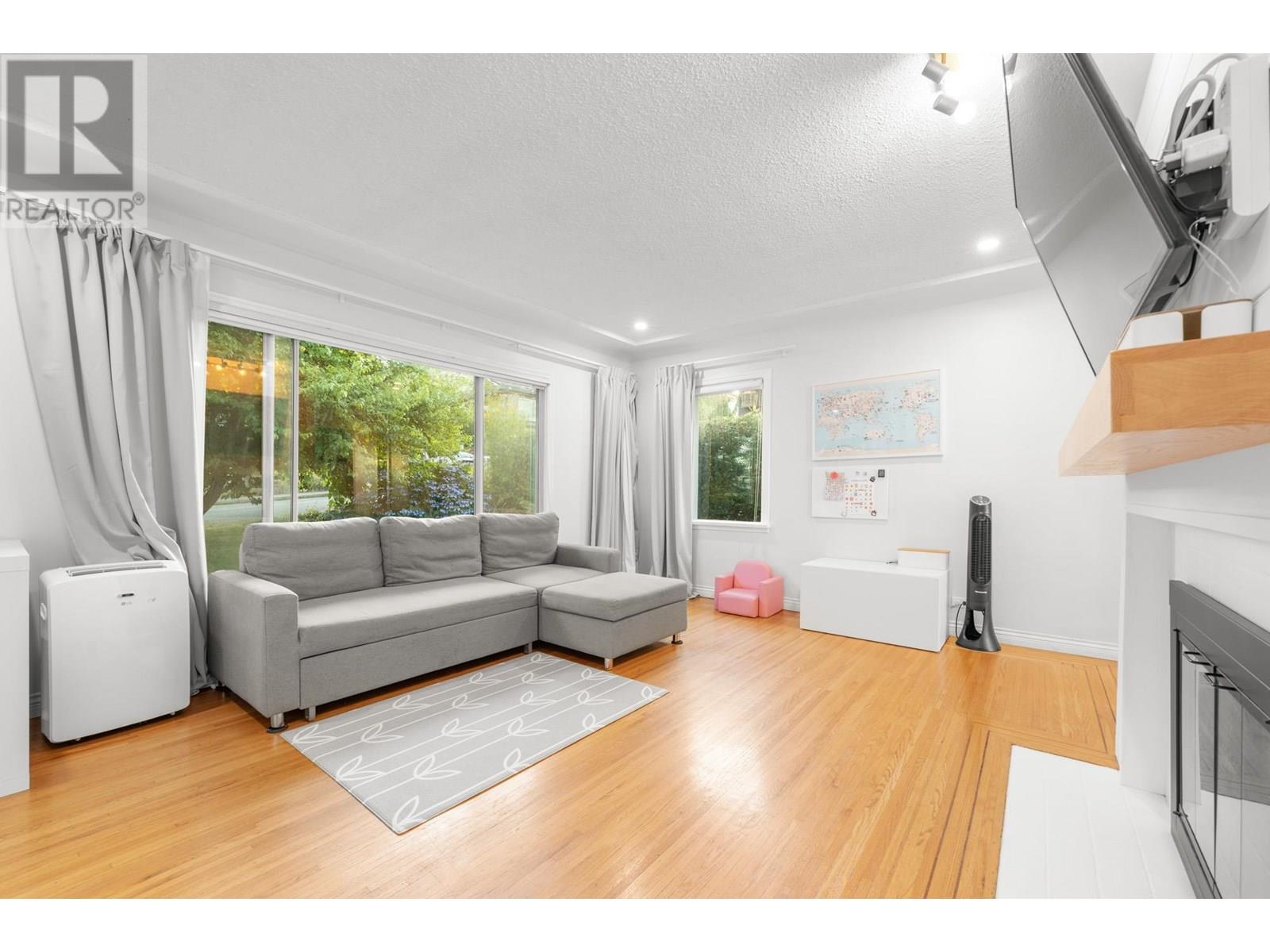 Photo 4 of 827 Burnaby Street, New Westminster BC