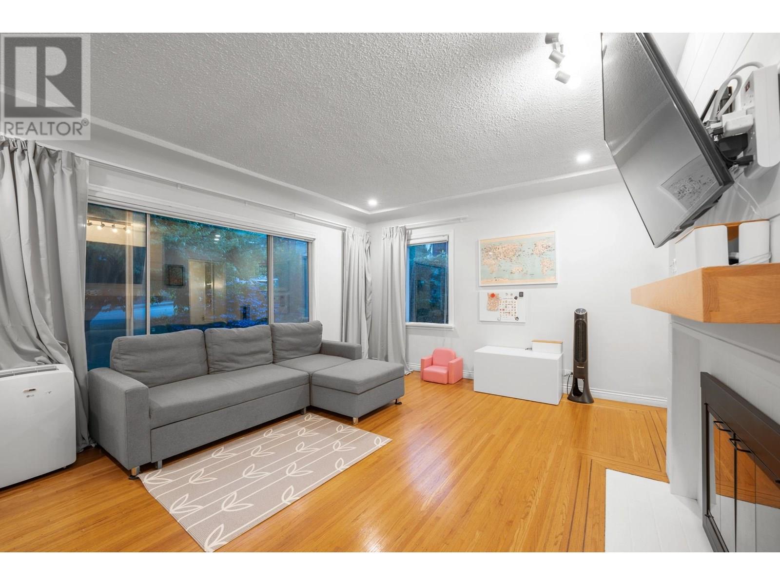Photo 8 of 827 Burnaby Street, New Westminster BC