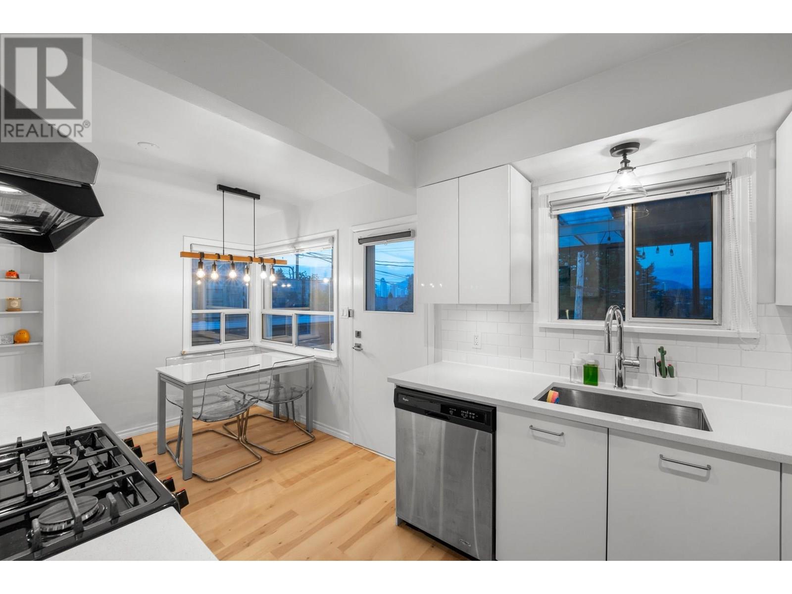 Photo 12 of 827 Burnaby Street, New Westminster BC