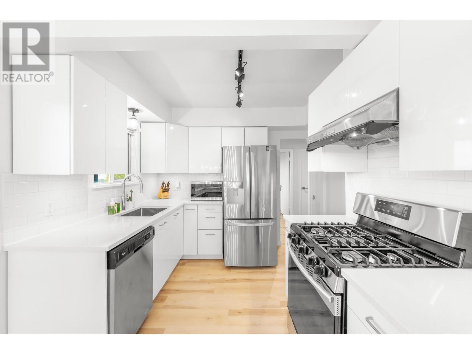 Photo 13 of 827 Burnaby Street, New Westminster BC