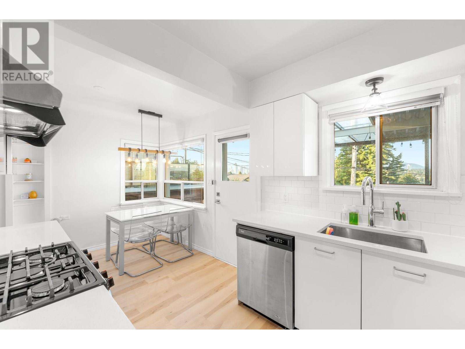 Photo 14 of 827 Burnaby Street, New Westminster BC