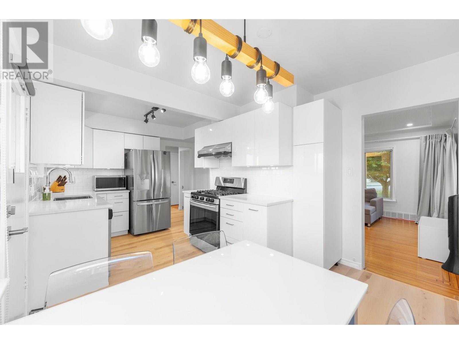 Photo 11 of 827 Burnaby Street, New Westminster BC