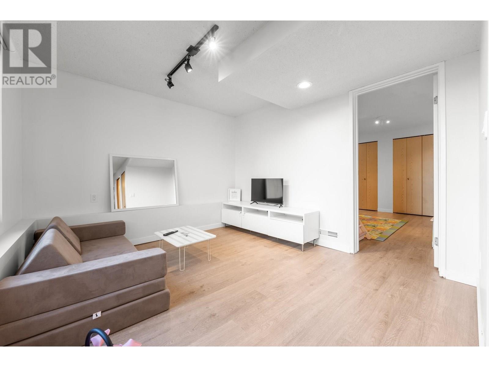 Photo 29 of 827 Burnaby Street, New Westminster BC