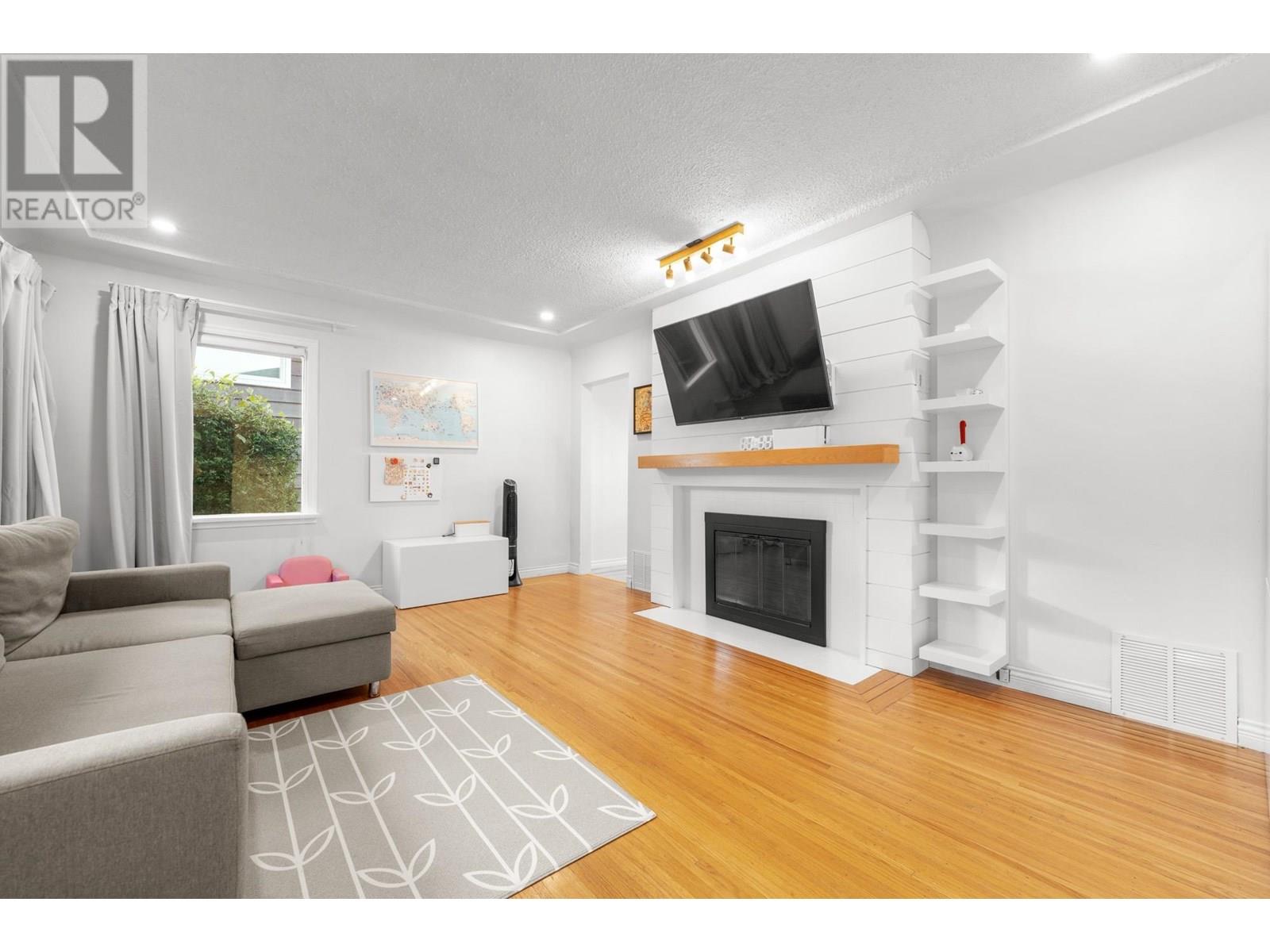 Photo 5 of 827 Burnaby Street, New Westminster BC