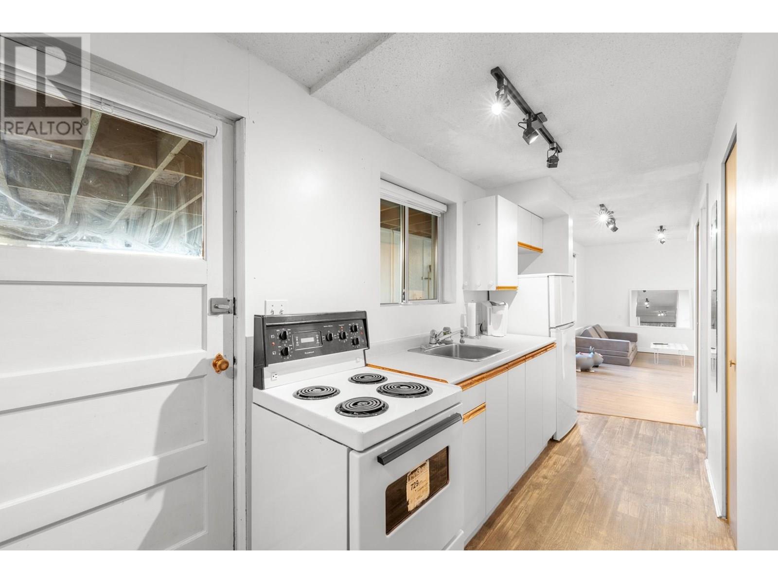 Photo 31 of 827 Burnaby Street, New Westminster BC