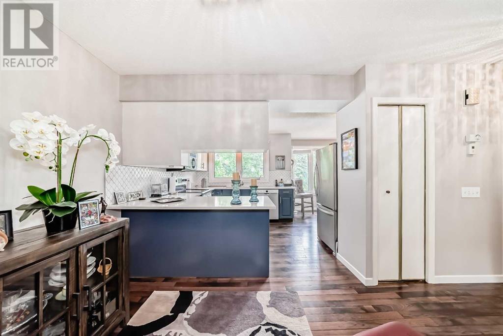 Single Family House 4 Level for Sale in  Point Drive NW Point McKay Calgary 