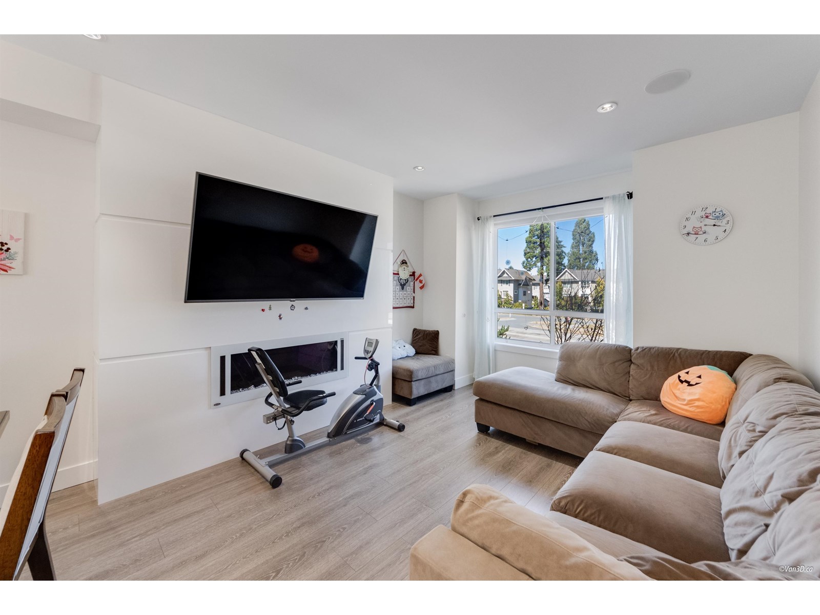 Photo 8 of 23 1670 160 Street, Surrey BC