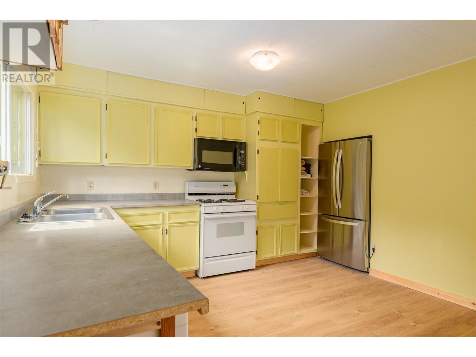 Photo 13 of 1518 Slocan Street, Nelson BC
